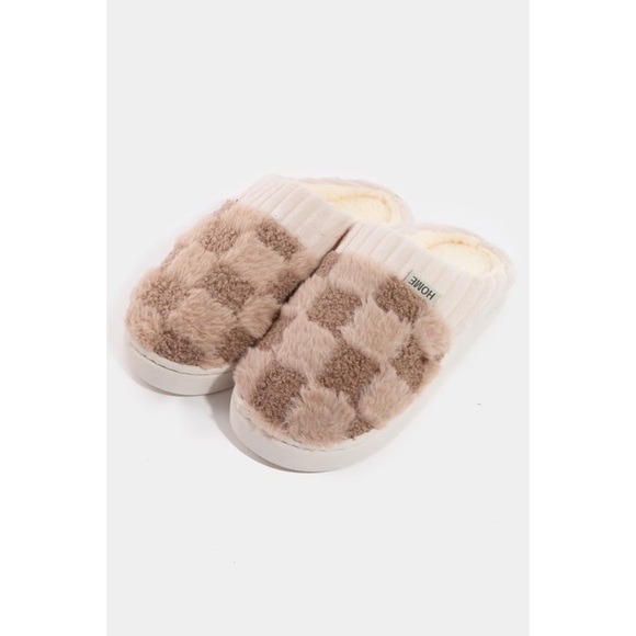 NWT Cozy Checkered Slippers - Picture 1 of 3
